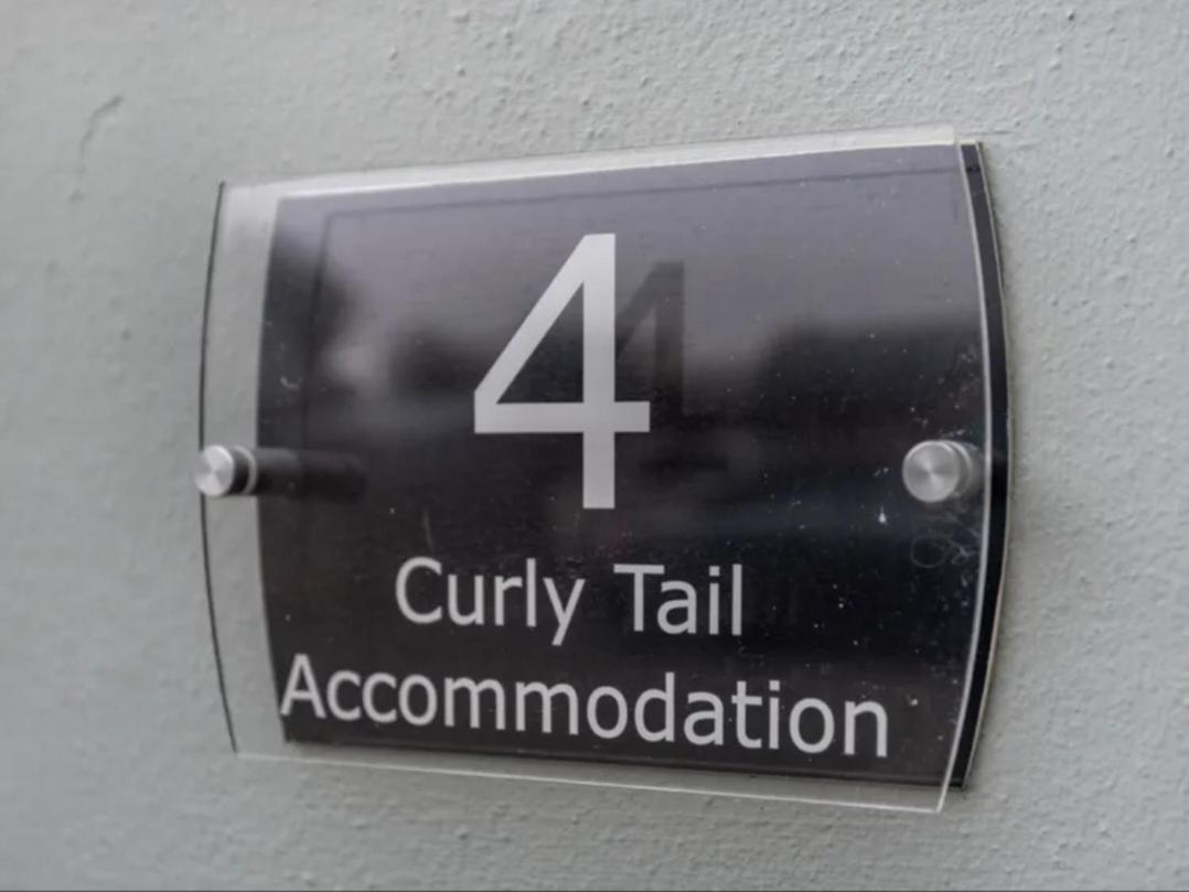 Curly Tail Accommodation Bishop's Castle Exterior photo
