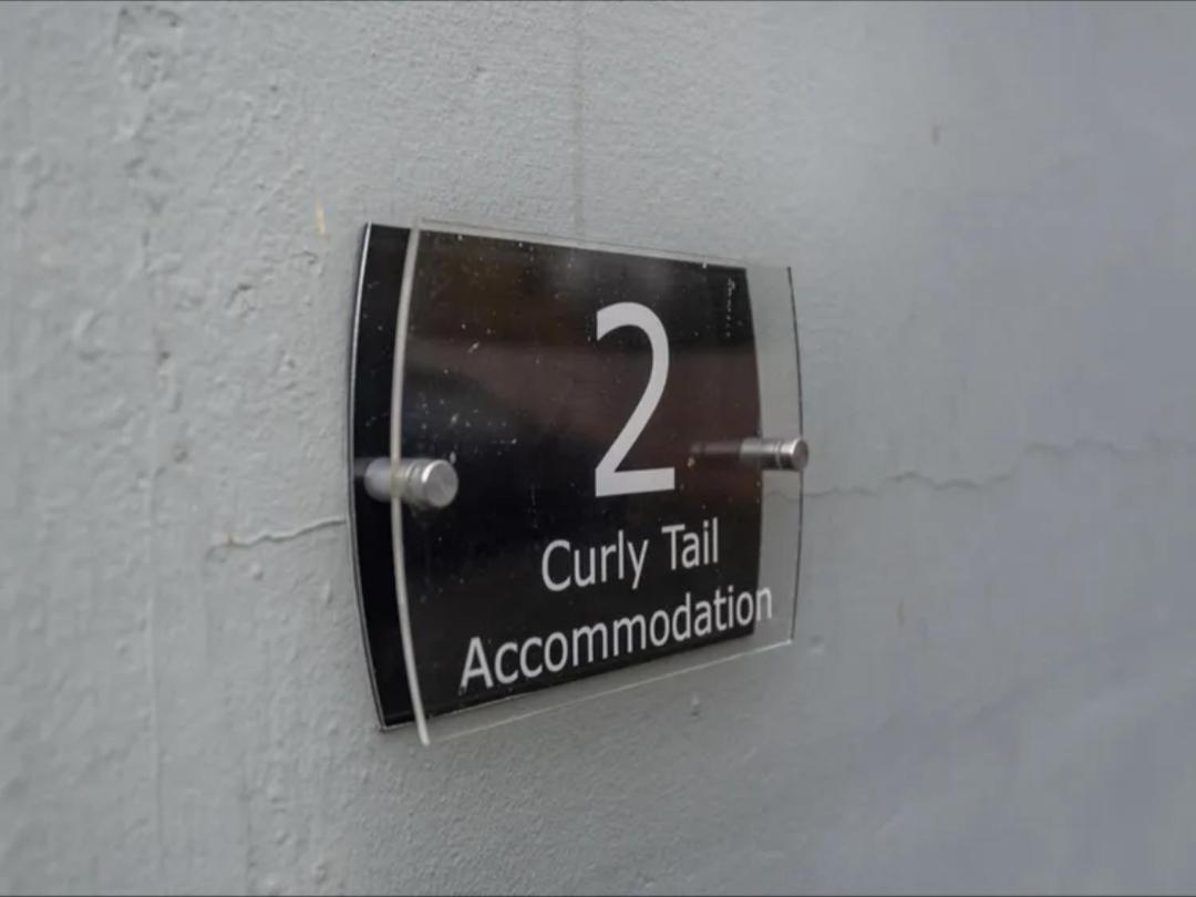 Curly Tail Accommodation Bishop's Castle Exterior photo